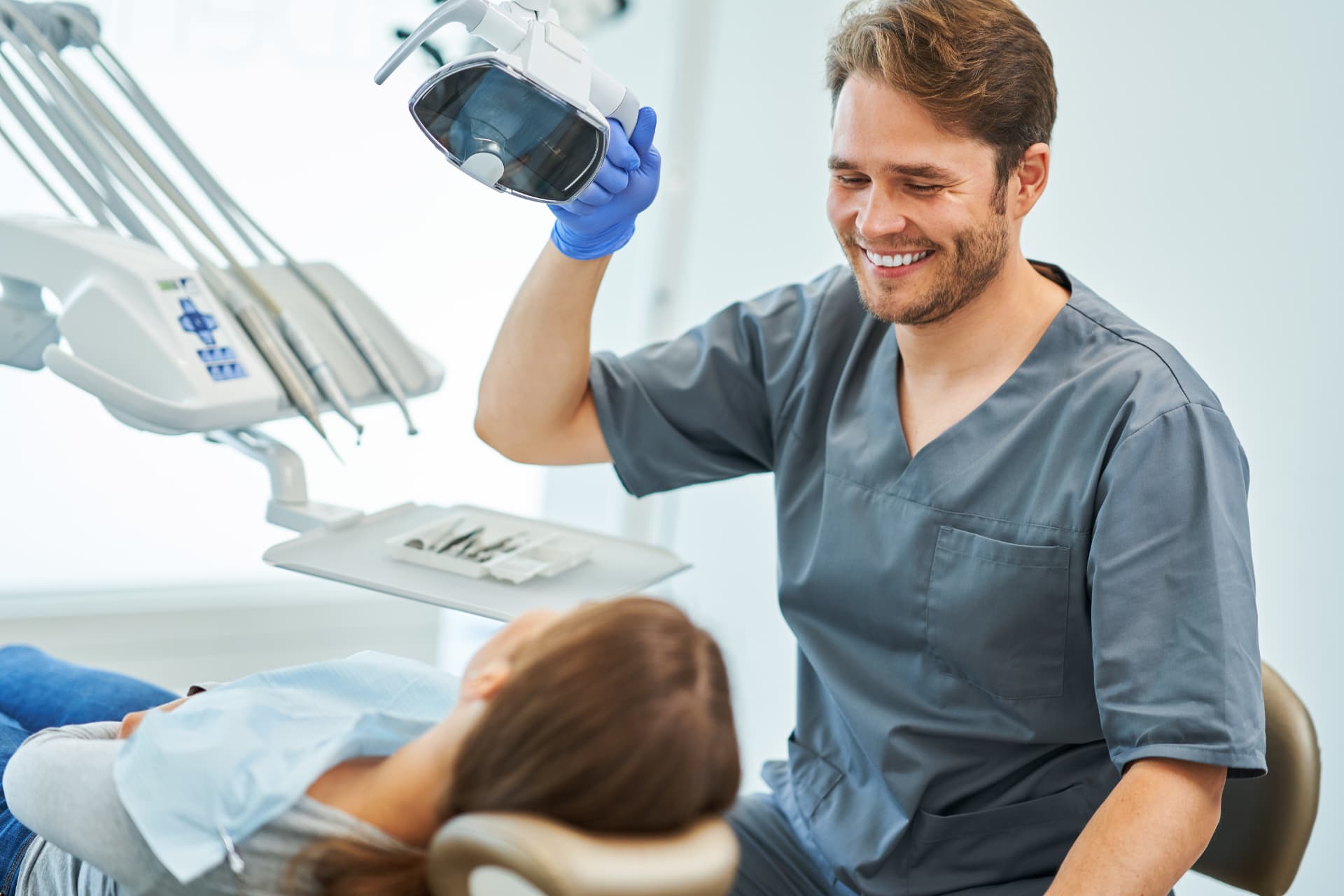 Dentista DentalNet Care con paziente in poltrona in uno studio odontoiatrico moderno